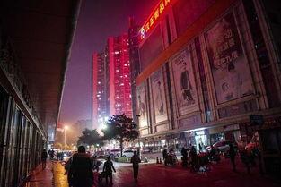 半夜街上的照片,光影交织的都市剪影